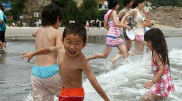 08:16 AM Jul 17, 2012 3809 Children swim at Fukushima beach as ocean opened for first time since 3/11